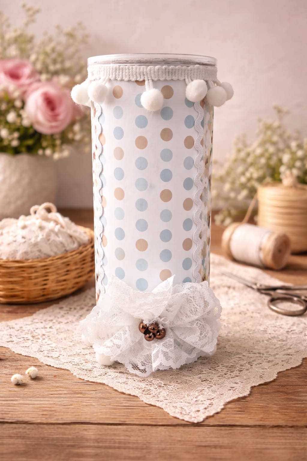 Organizador decorado com poás suaves, renda e pompons