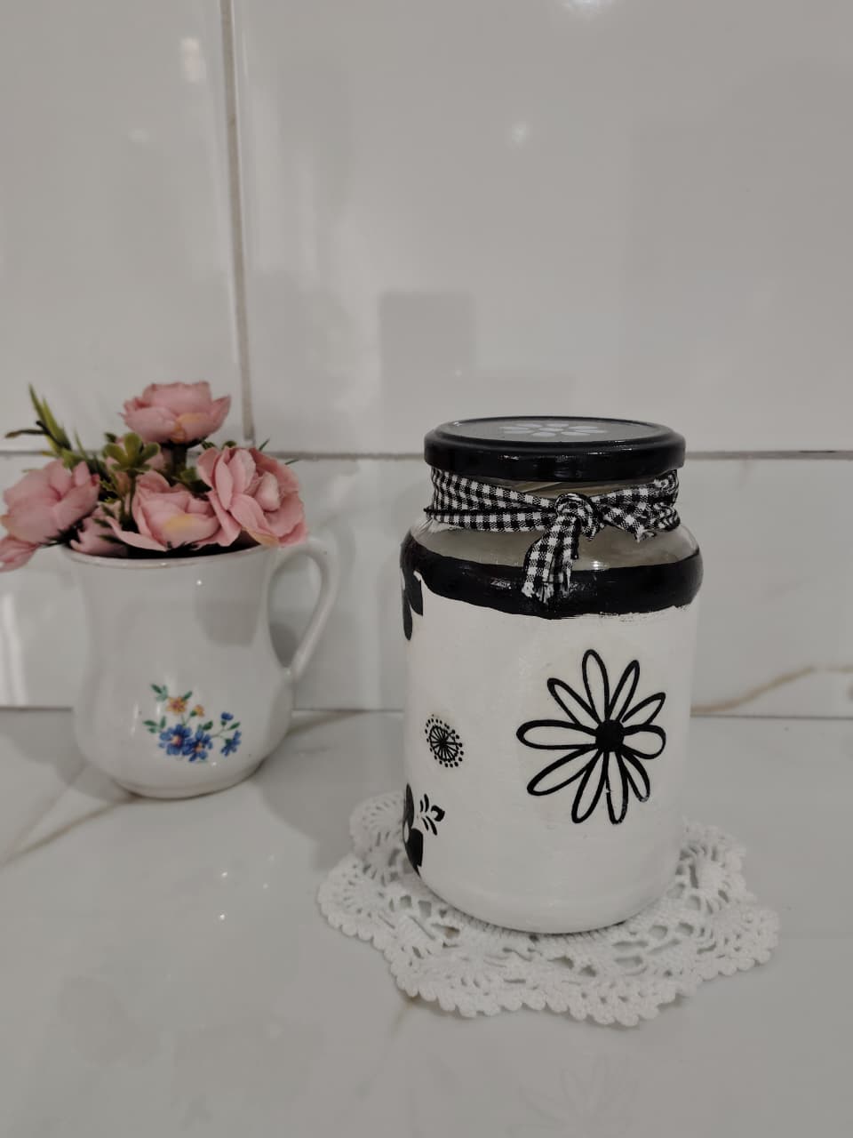 Pote decorado com flores pretas e laço xadrez